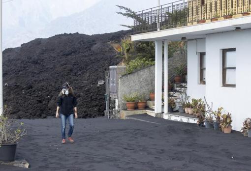 Camino Real, en Los Llanoa de Aridane, con una colada frís detrás