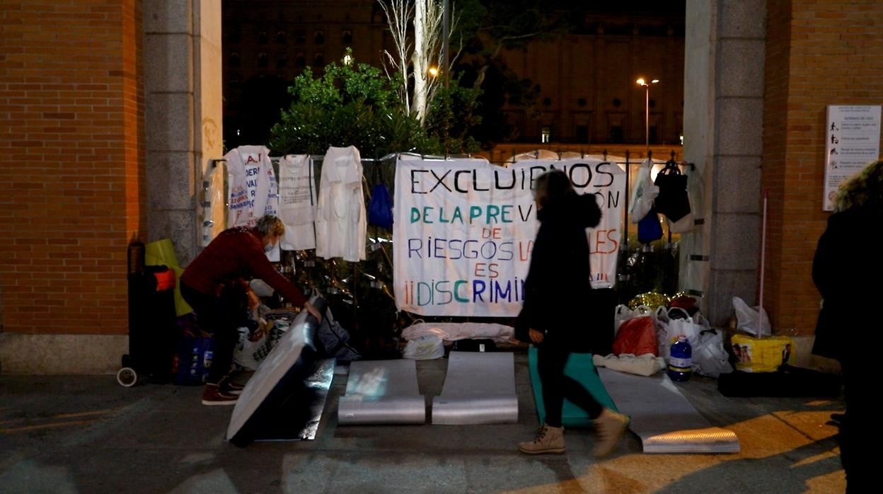 Las empleadas de ayuda a domicilio acampan frente al Ministerio de Trabajo: «De aquí salimos con un compromiso formal o para el hospital»