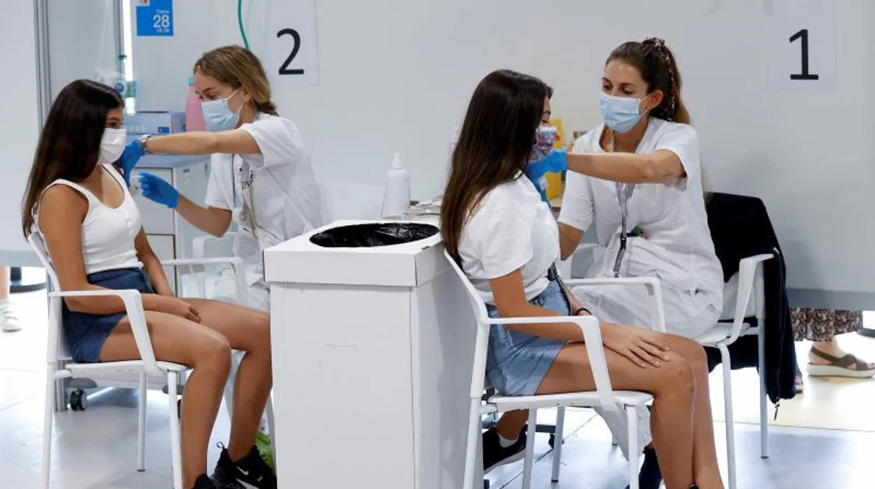 Vacunación a adolescentes en el Hospital Enfermera Isabel Zendal de Madrid