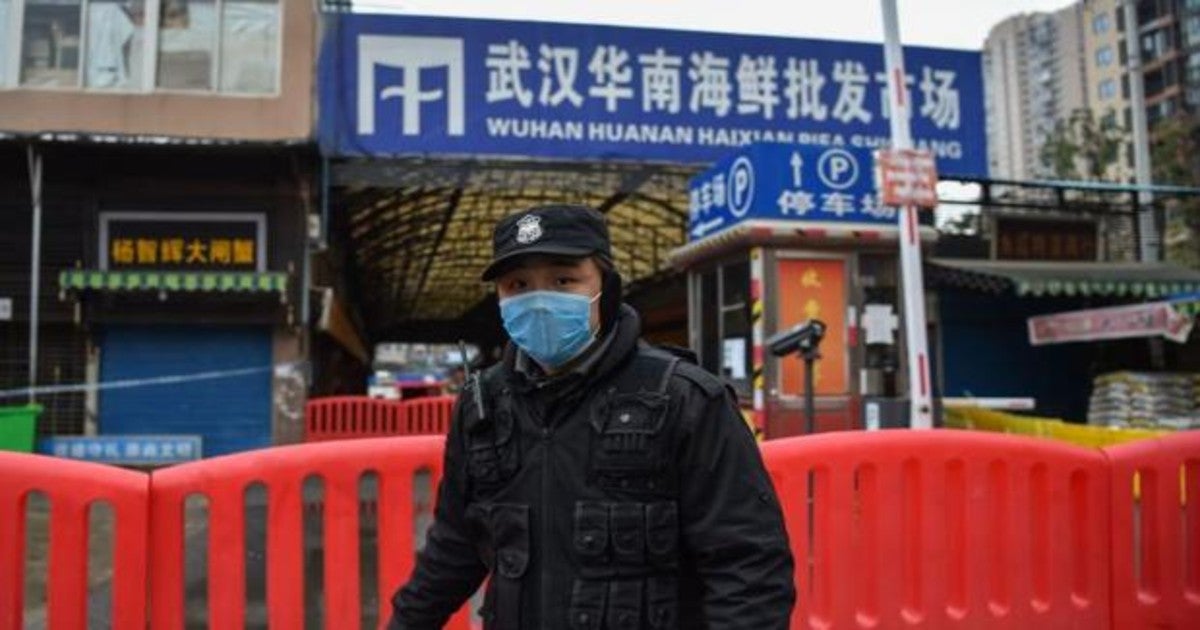 Un policía chino monta guardia frente al mercado húmedo de Wuhan en enero de 2020, donde siempre se ha sospechado que podría haber comenzado la pandemia