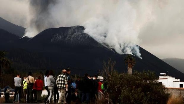 El volcán de La Palma provoca más de 40 terremotos durante la medianoche, superando dos la magnitud 4