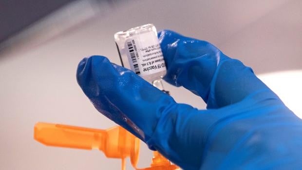 Europa recomienda una tercera dosis de la vacuna para todos los adultos