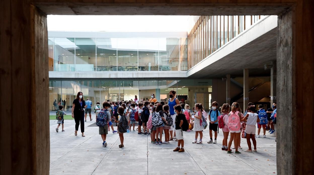 Niños con mascarilla en un colegio de San Sebastián