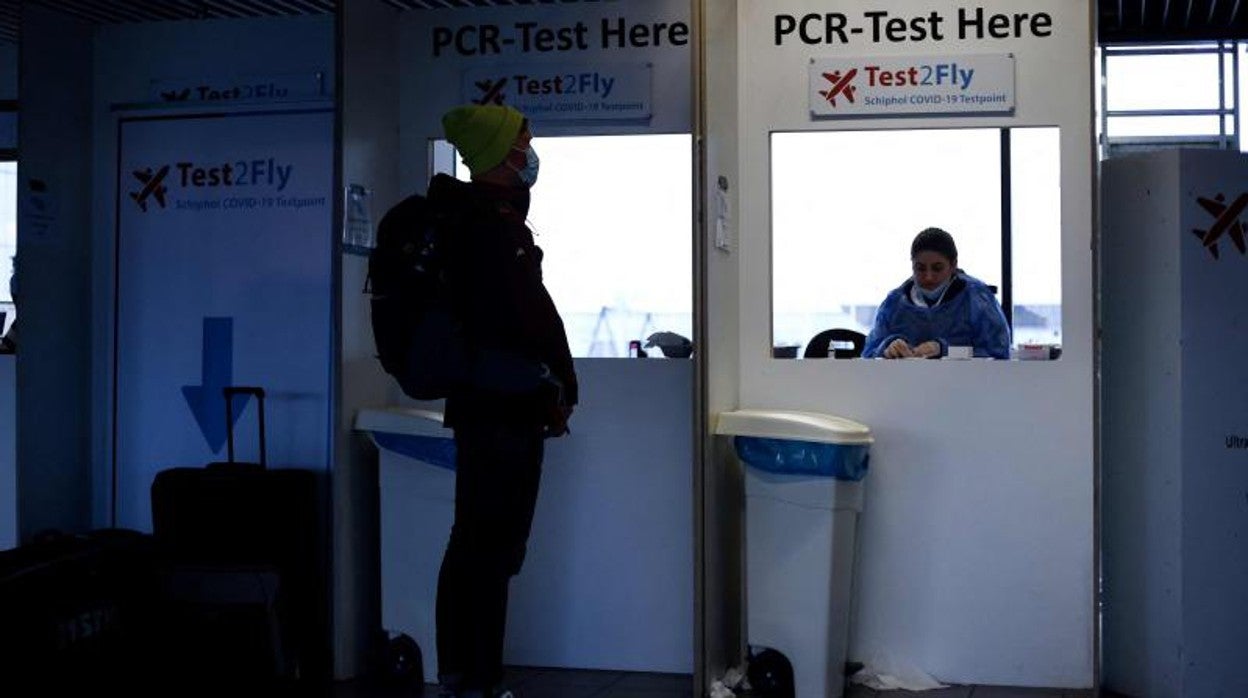 Un pasajero en el aeropuerto de Ámsterdam-Schiphol