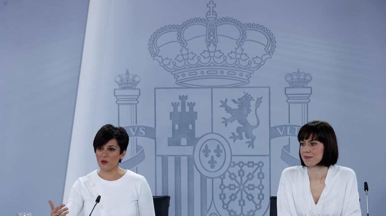 La ministra de Política Territorial y portavoz del Gobierno (i), Isabel Rodríguez, y la ministra de Ciencia e Innovación, Diana Morant, comparecen en la rueda de prensa posterior al Consejo de Ministros