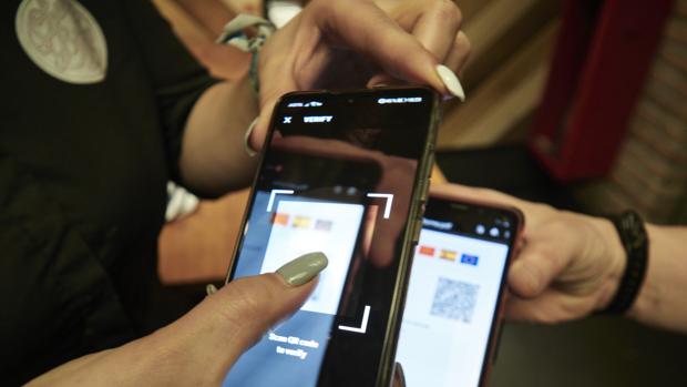 El Supremo corrige al TSJ vasco y avala el uso del pasaporte Covid para ocio nocturno y restaurantes