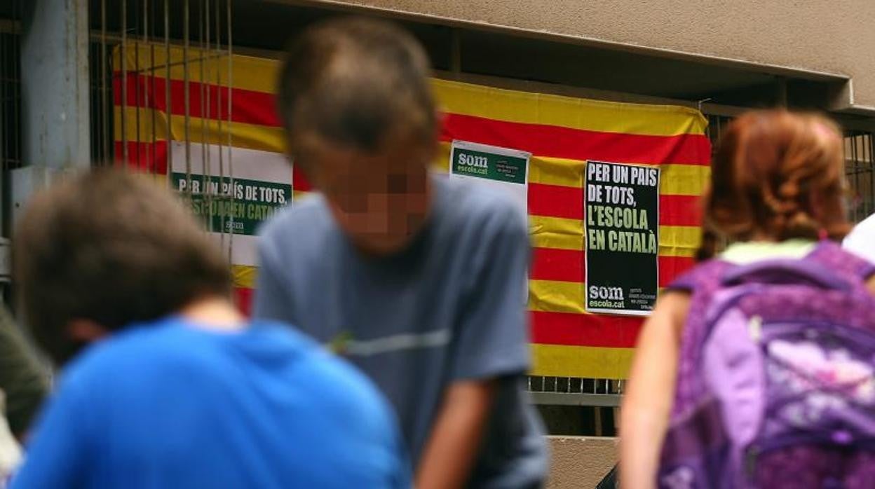 Pancartas de promoción del catalán el primer día de colegio, en Barcelona