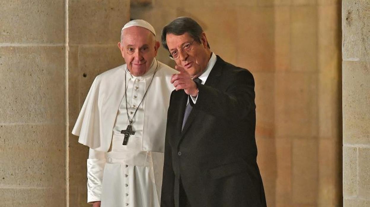 El presidente de Chipre, Nikos Anastasiades, da la bienvenida al Papa Francico