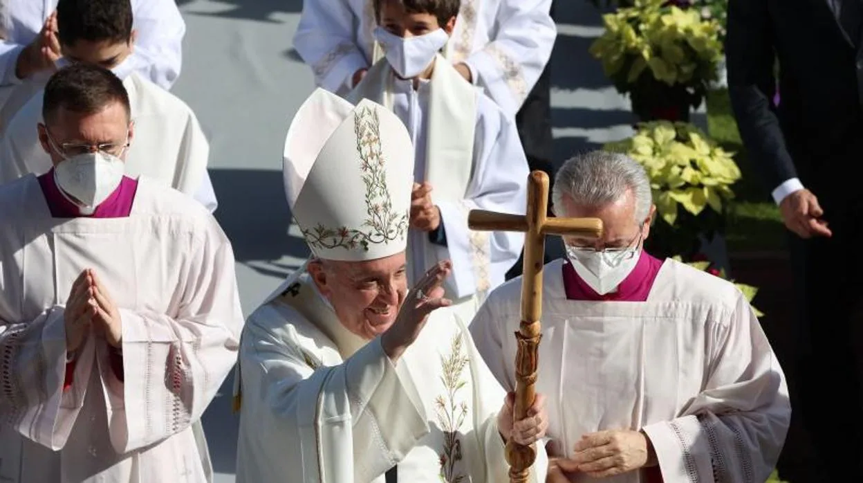 El Papa Francisco celebra la misa en el estadio GSP de Nicosia