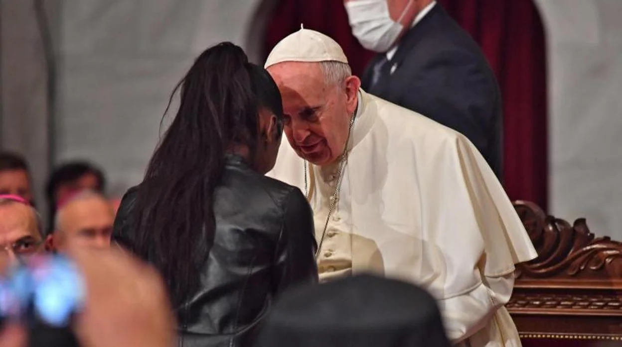 El Papa saluda a una inmigrante durante una oración ecuménica en Chipre