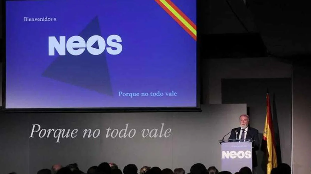 Jaime Mayor Oreja durante la presentación de NEOS