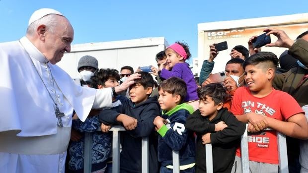 El Papa pide en el campamento de refugiados de Lesbos detener «el naufragio de la civilización»