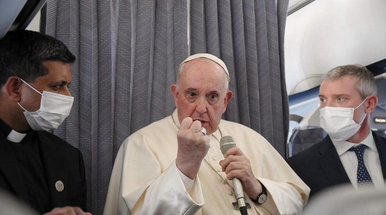 El Papa Francisco este lunes durante el vuelo de regreso a Roma