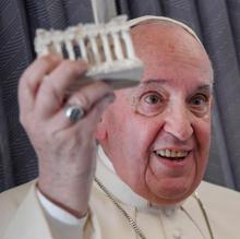 El Papa sostiene una réplica del Partenón
