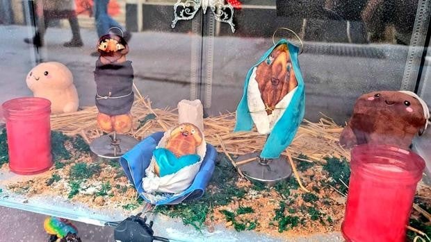 Dos juzgados de Sevilla investigan un belén hecho con dulces en forma de penes y vaginas
