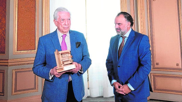 La AMI premia a Mario Vargas Llosa por su defensa del periodismo