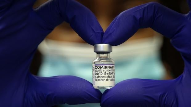 Un estudio sugiere que la vacuna de Pfizer protege solo parcialmente contra Ómicron