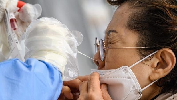 Dos brotes detectados en hospitales vascos acumulan ya casi una treintena de positivos