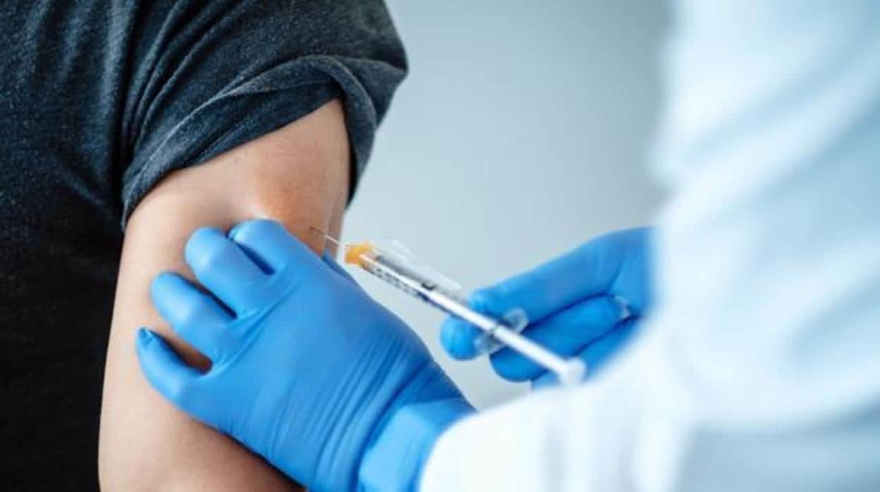 Investigan a un hombre que se vacunó contra el coronavirus diez veces en el mismo día