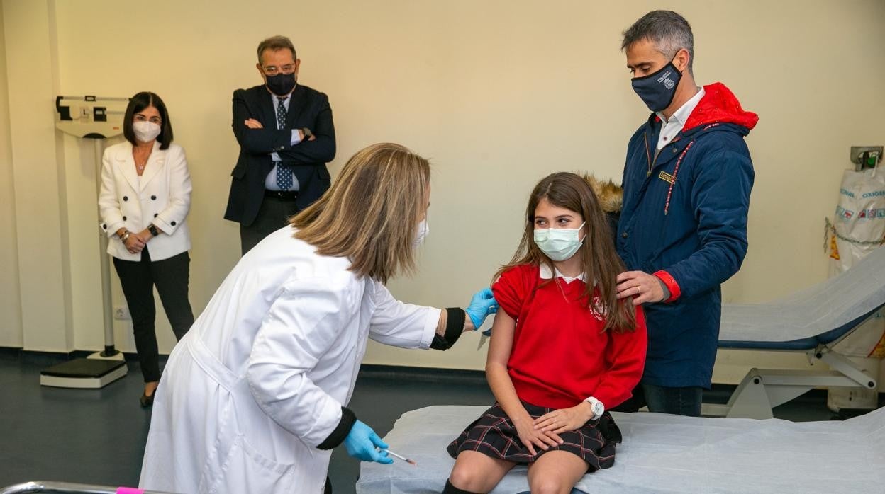 La ministra de Sanidad, Carolina Darias, en el inicio de la vacunación con cita previa contra el Covid-19 en niños de 9 a 11 años en el Centro de Salud de Buenavista