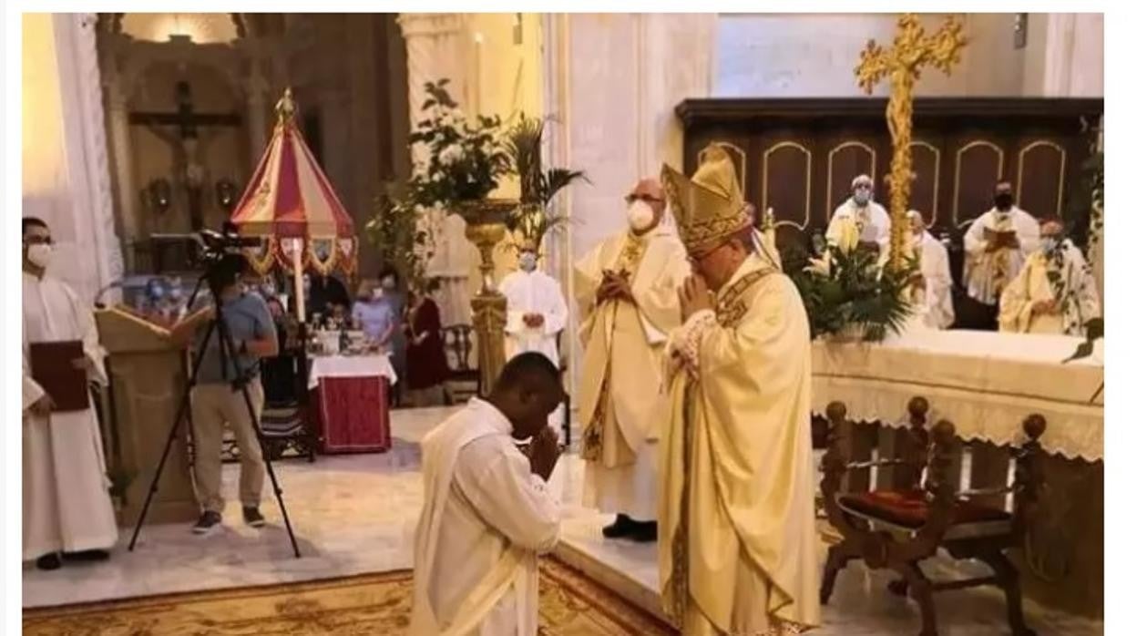 El sacerdote de Menorca Jean Marie Nguele, durante su ordenación