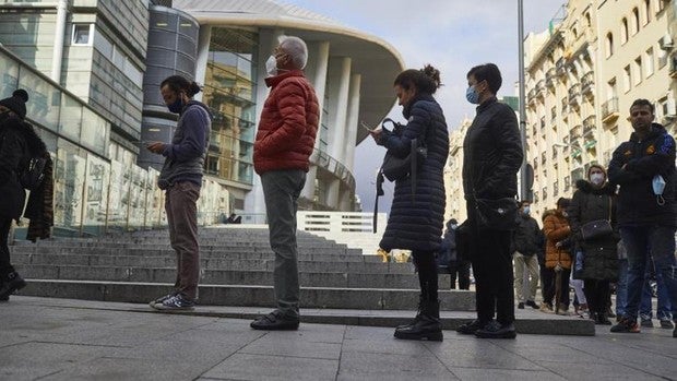 España salta al riesgo extremo de transmisión del coronavirus a las puertas de la Navidad