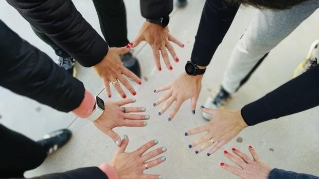 Profesores de un colegio de Lepe acuden a clase con faldas y uñas pintadas en apoyo a un alumno trans