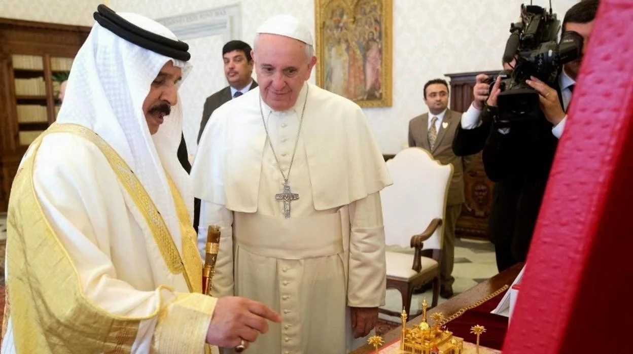 El rey de Bahrein muestra la maqueta de la futura catedral en su primera visita al Papa en 2014