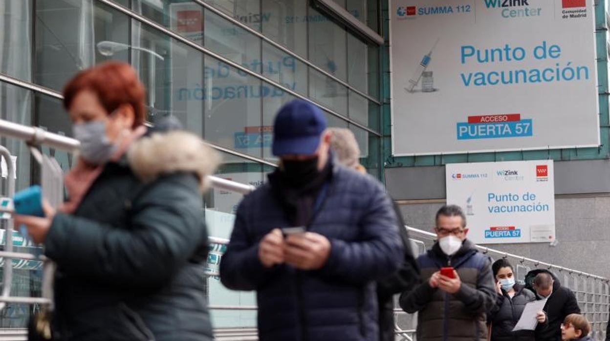 Fila de vacunación en el WiZink Center en Madrid