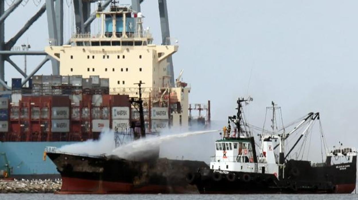 Imagen de archivo de un barco ardiendo y siendo apagado por los servicios de emergencia