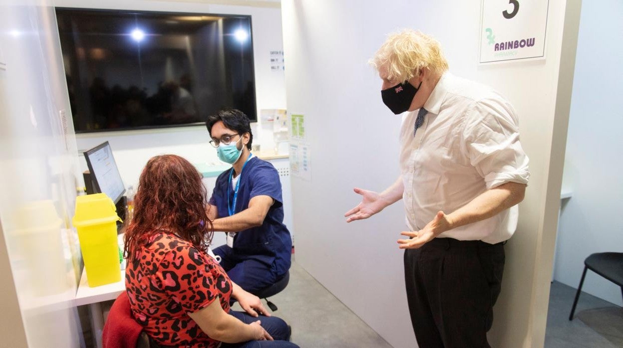 El primer ministro británico, Boris Johnson, visita un centro de vacunación en Milton Keynes