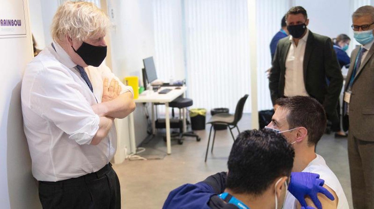 El primer ministro, Boris Johnson, supervisa la vacunación de refuerzo en Milton Keynes