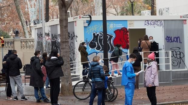 Ómicron obliga a acabar con los cribados masivos y minimizar el rastreo de contactos