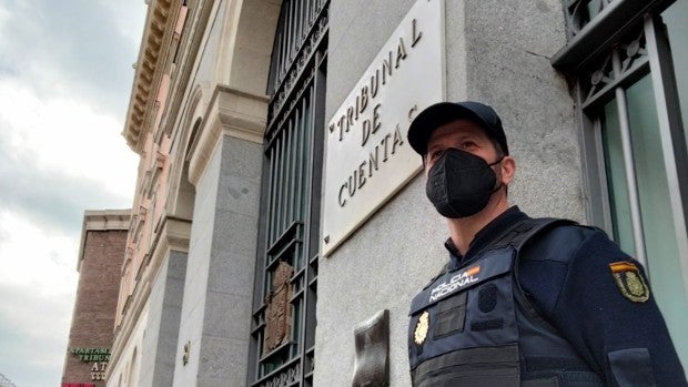 Cuatro agentes de la Policía Nacional salvan la vida de un bebé de dos meses a las puertas del Tribunal de Cuentas