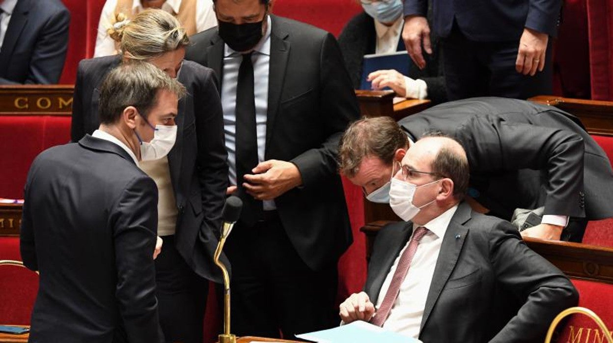 El primer ministro francés, Jean Castex, conversa con el ministro de Sanidad, Oliver Veran, en la Asamblea