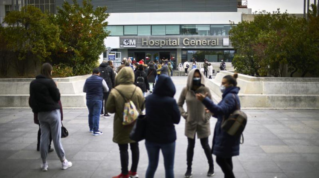 El pasado mes de diciembre se registraron largas colas en los hospitales españoles para realizarse pruebas de coronavirus