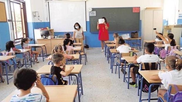 Dos profesoras dan clases a unos niños en un colegio de Andalucía