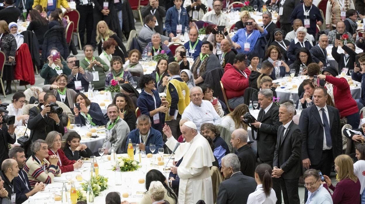 El Papa Francisco, en una imagen de archivo de 2017, almuerza con indigentes y personas sin empleo en el Aula Nervi del Vaticano durante una Jornada Mundial de los Pobres