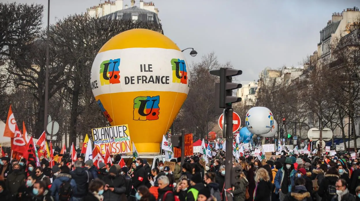 Una de las protestas llevadas a cabo por profesores este jueves en París