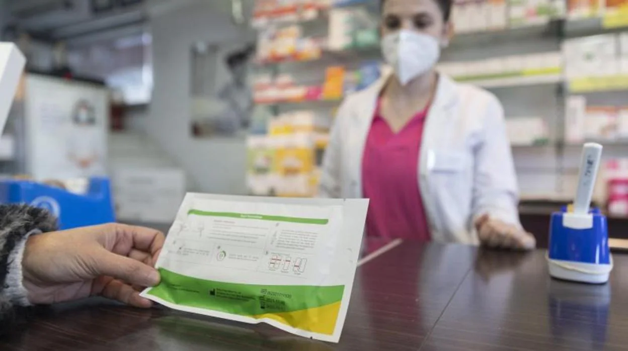 Una mujer con un test de antígenos en una farmacia en Madrid