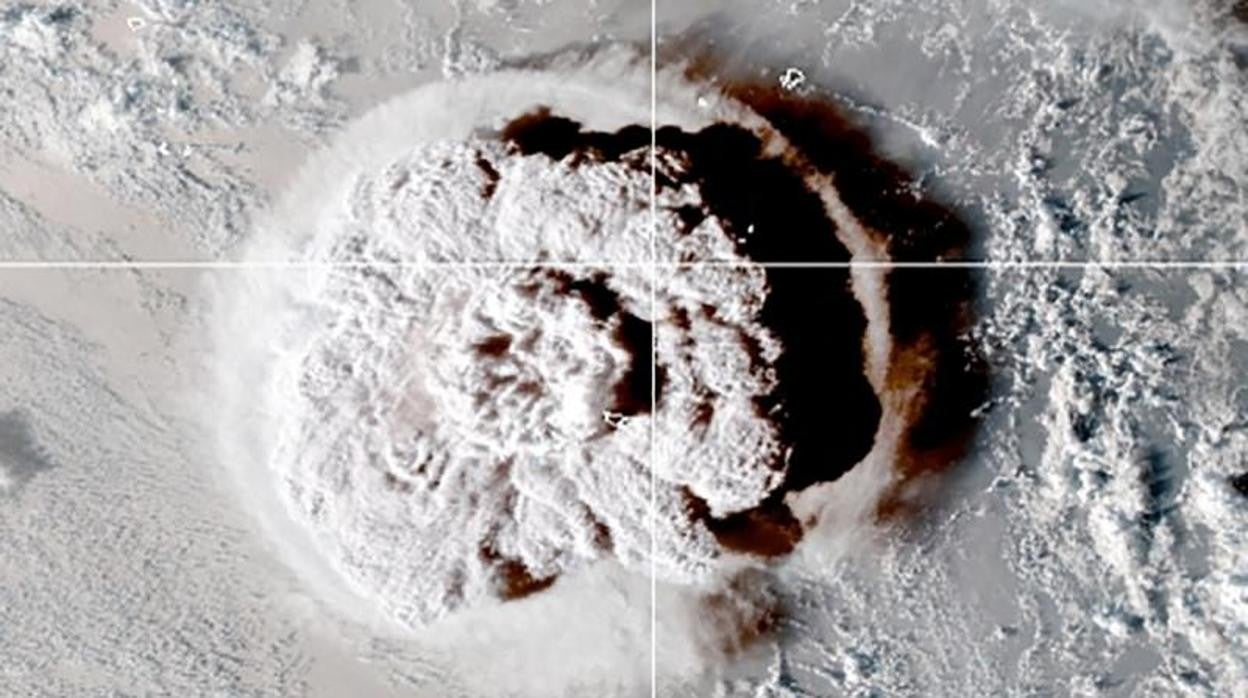 Imagen satelital de la erupción explosiva del volcán Hunga Tonga-Hunga Ha'apai, cerca de Tonga