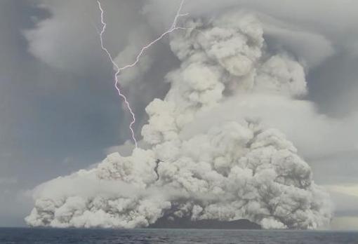 Erupción del volcán cercano a Tonga