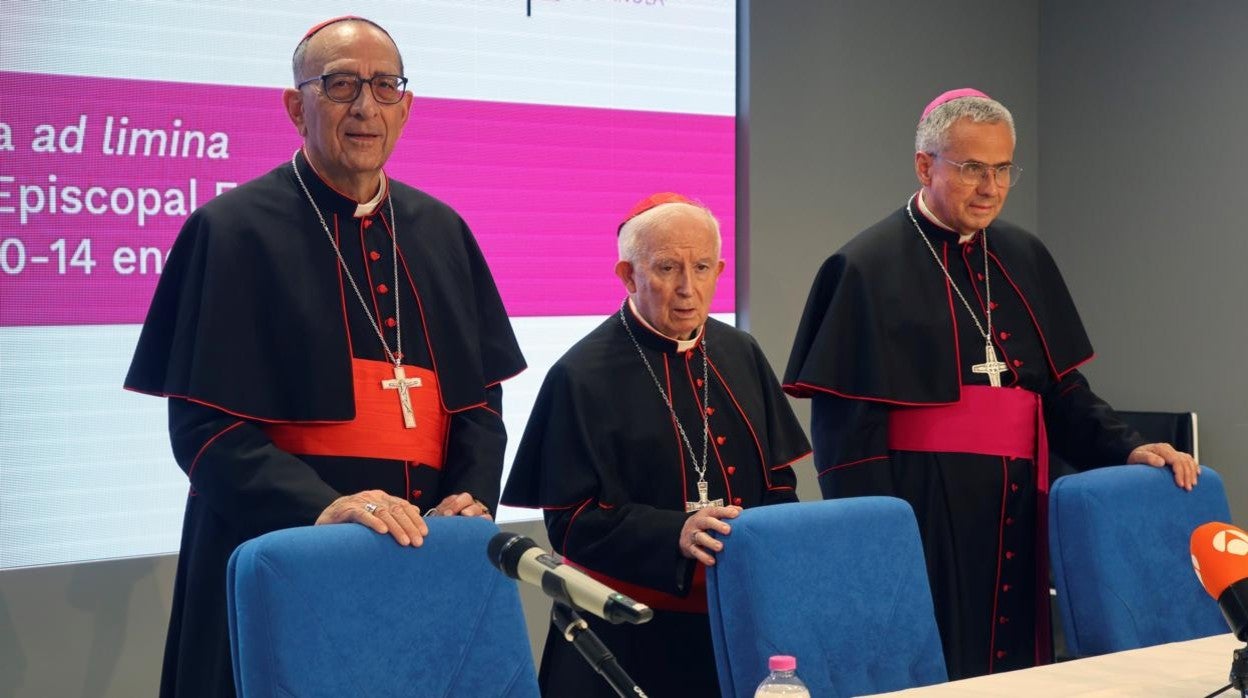 El cardenal presidente de la Conferencia Episcopal Española (CEE), Juan José Omella (izq.), junto al arzobispo de Valencia, Antonio Cañizares (centro), y el arzobispo de Tarragona, Joan Planellas (dcha.), al inicio de la rueda de prensa tras reunirse con el Papa en Roma, el pasado viernes