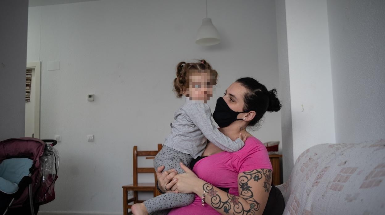 Nerea Q. M. posa junto a su hija pequeña en Madrid