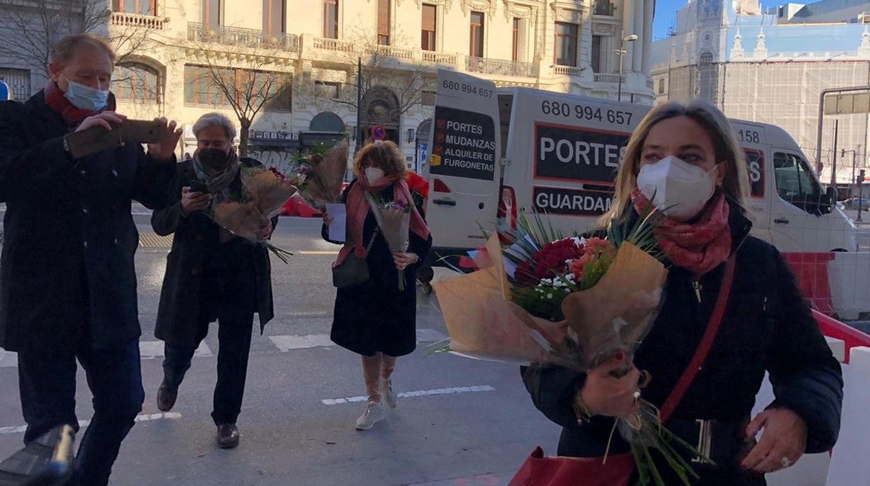 Profesores de FP entregan cientos de ramos de flores a Alegría para darle las «gracias» por no hacer nada