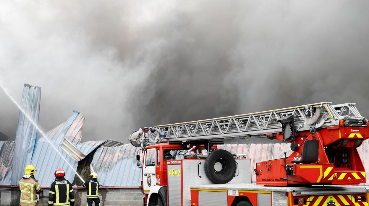 Unos bomberos actúan contra un incendio