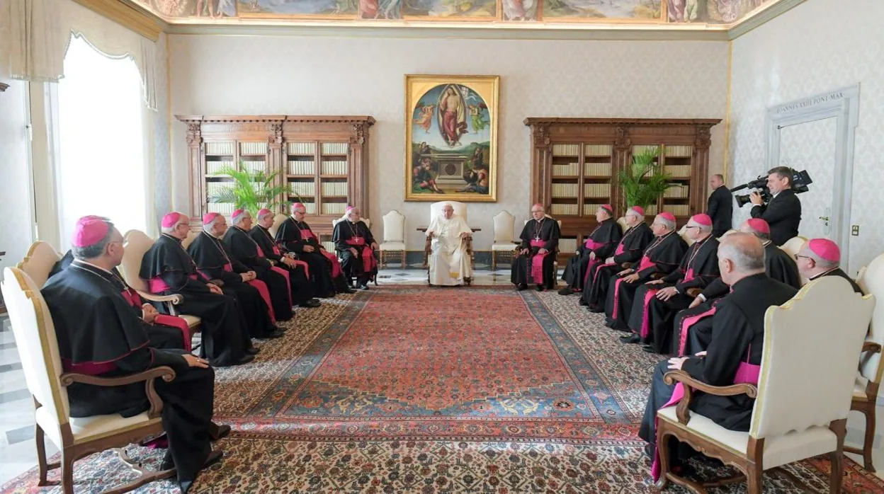 Una instantánea del Papa Francisco, junto a los obispos españoles que han acudido este viernes a la visita 'ad limina apostolorum' en el Vaticano