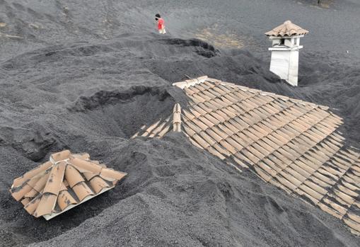 Aspecto de la casa de Vicente tras la finalización de la erupción de Cumbre Vieja y después de que unas 15 personas hayan retirado ceniza con ayuda de palas