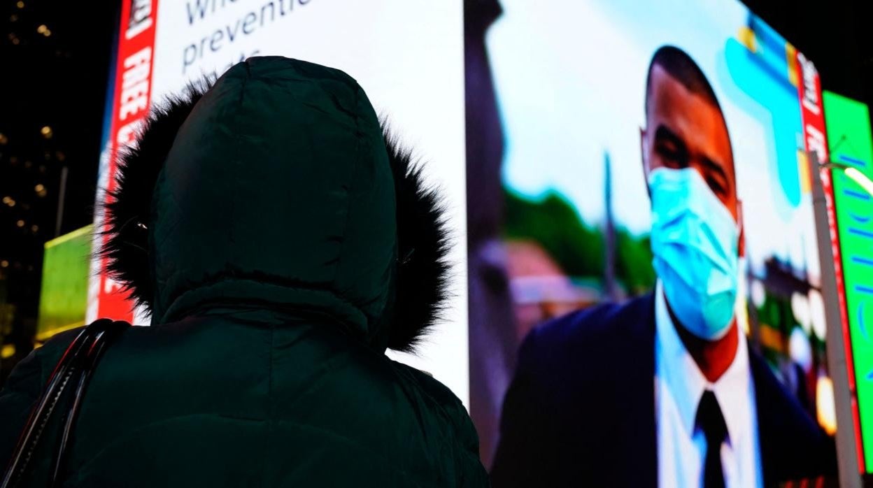 Un anuncio en Times Square, Nueva York, muestra a un hombre portando una mascarilla