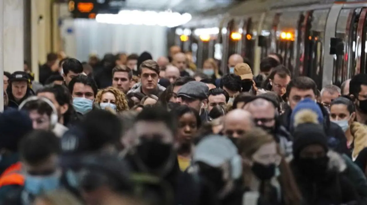 Mucha gente ha dejado de utilizar la mascarilla en el transporte público este mismo jueves que acababa la obligación. En la imagen: estación de Liverpool Street (Londres)